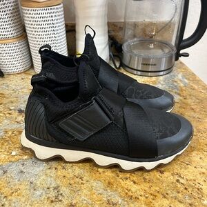 Sorel criss cross velcro size 8